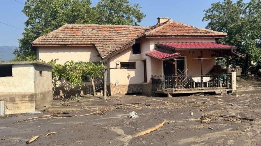 След потопа в Струмяни: Общината зове за доброволци, водата остава негодна за пиене