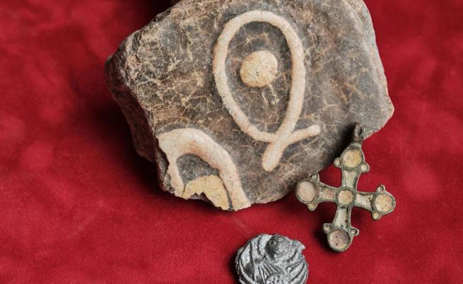Археолози откриха 1500-годишен амулет с библейски текст в Турция