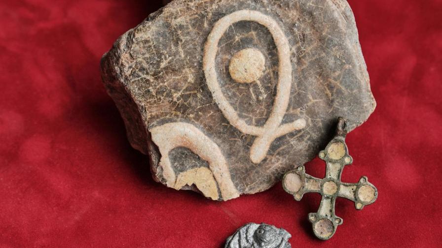 Археолози откриха 1500-годишен амулет с библейски текст в Турция