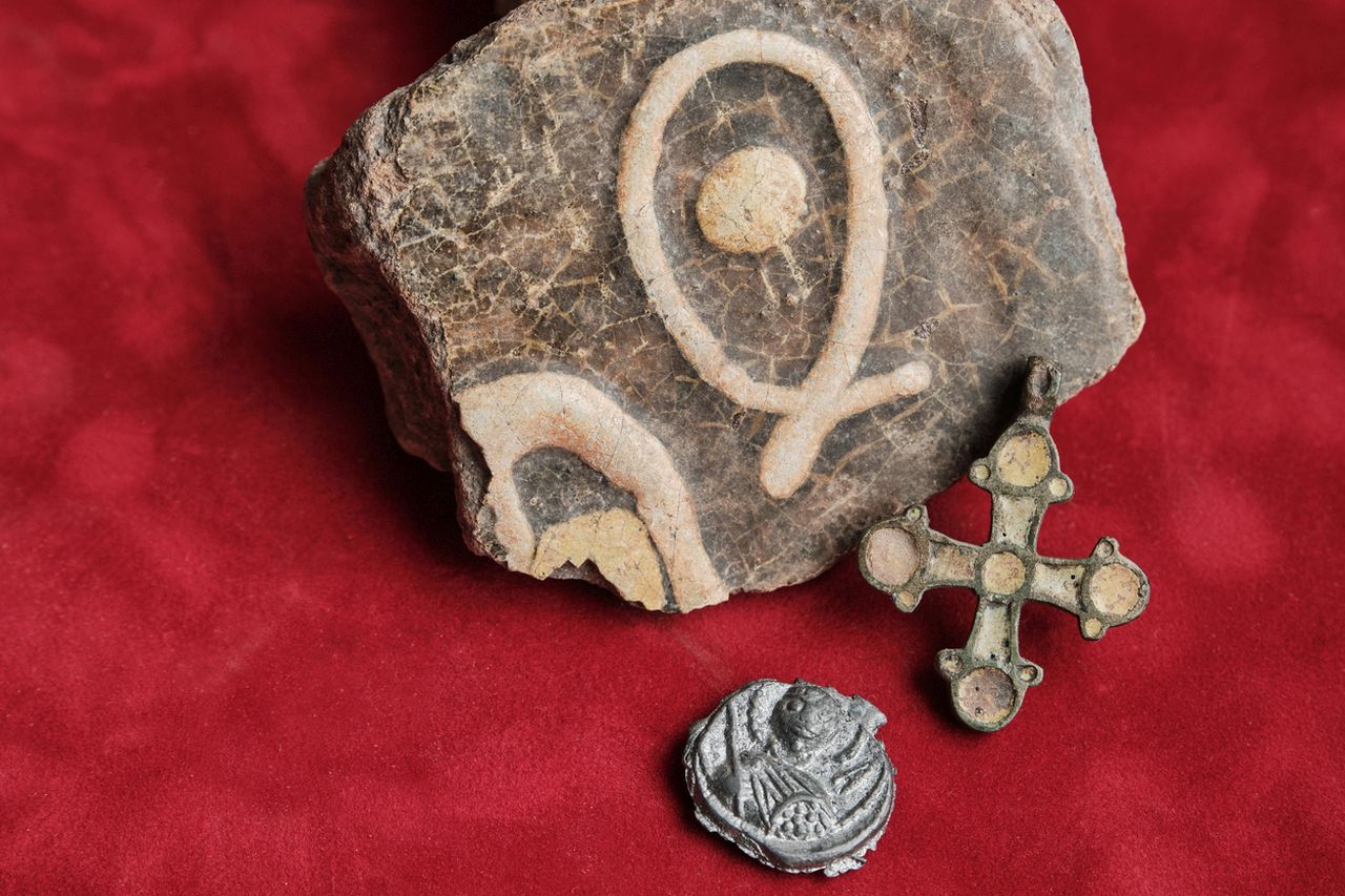 Археолози откриха 1500-годишен амулет с библейски текст в Турция