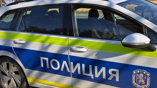Камион помете човек с мотофреза край Ветово