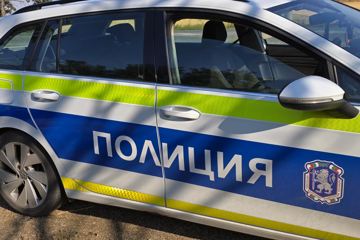 Камион помете човек с мотофреза край Ветово