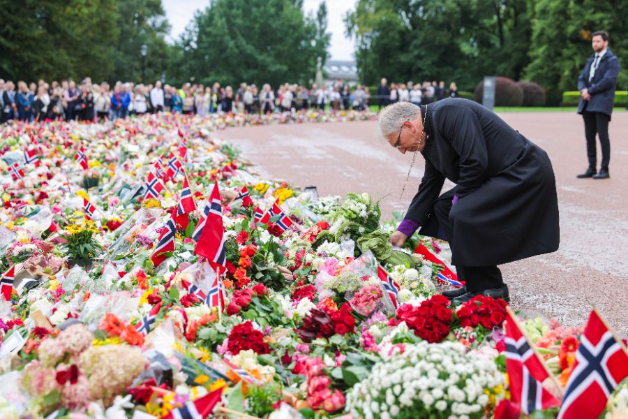 <p>Норвегия отдава почит на покойния крал с церемонии в цялата страна.</p>