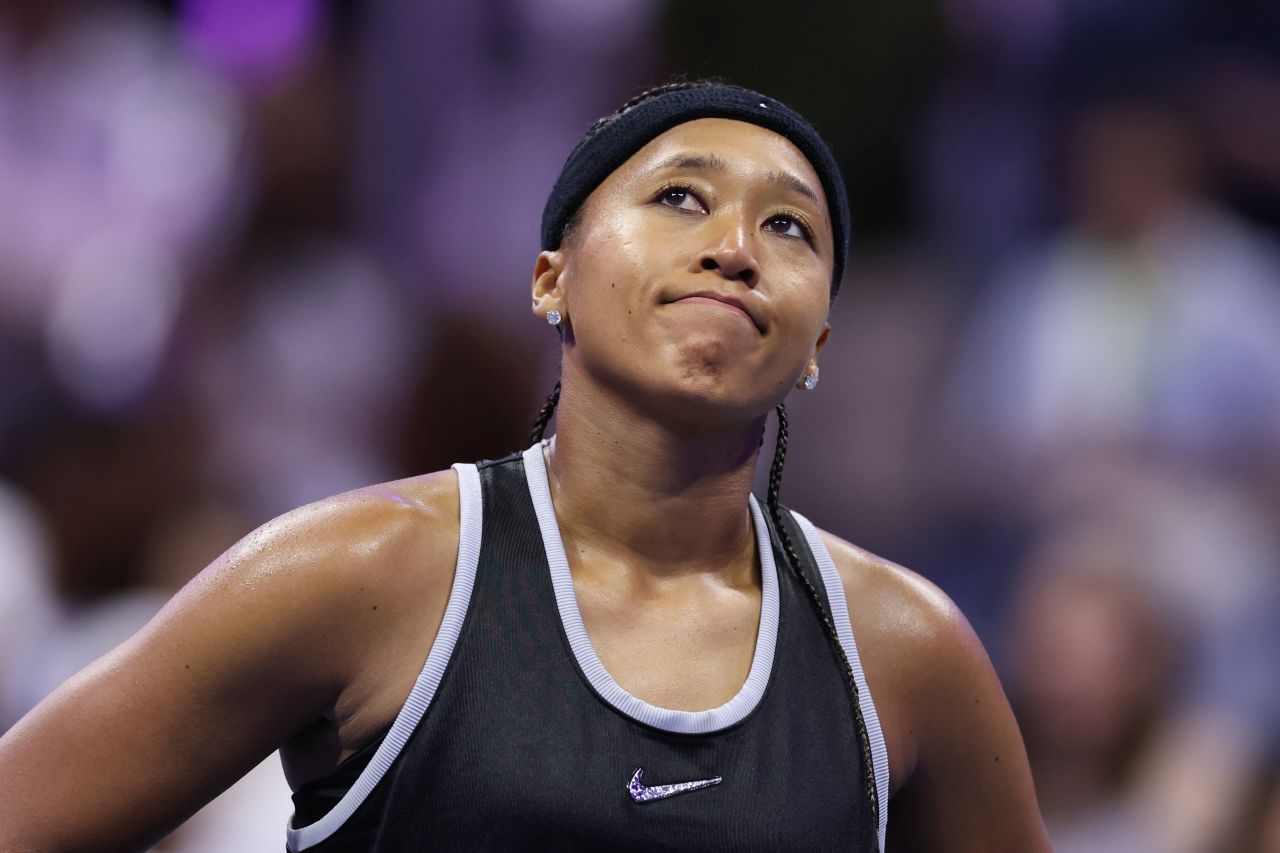 <p>Четирикратната шампионка от Големия шлем шокира феновете на US Open с роба от вестникарски заглавия и екип в стил Алън Айвърсън. Японката премина през труден мач срещу Захарова и обеща още модни изненади в следващия кръг.</p>