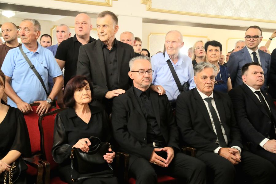 <p>Сърбия се сбогува с Ратко Младич.</p>