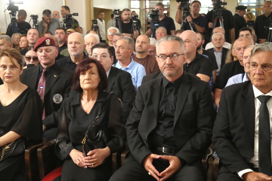 <p>Сърбия се сбогува с Ратко Младич.</p>