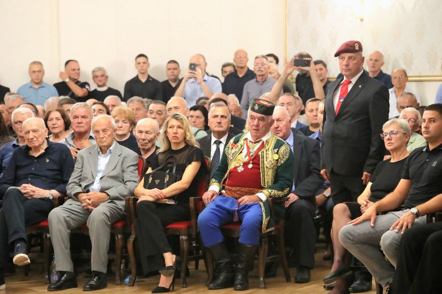 <p>Сърбия се сбогува с Ратко Младич.</p>
