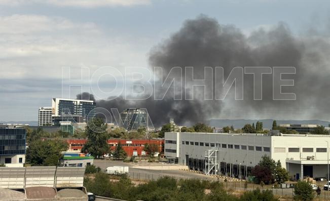 Пожар пламна в квартал „Христо Ботев” в София