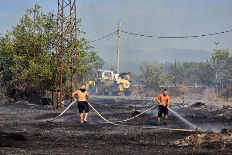 Пожари пламнаха на няколко места в страната