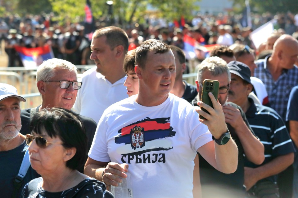 <p>Десетки хиляди, много от които граждани на босненската Република Сръбска, дойдоха днес в Белград на погребението на босненския сръбски генерал Ратко Младич, който почина в болницата на затвора в Хага на 27 август, докато излежаваше доживотна присъда за геноцид.</p>