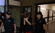 33-годишната жена, обвинена за убийството на 1-годишно дете във Варна, скри лицето си от медиите по време на заседанието в Апелативния съд.