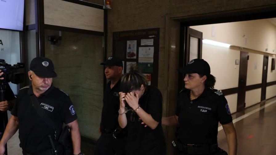 33-годишната жена, обвинена за убийството на 1-годишно дете във Варна, скри лицето си от медиите по време на заседанието в Апелативния съд.