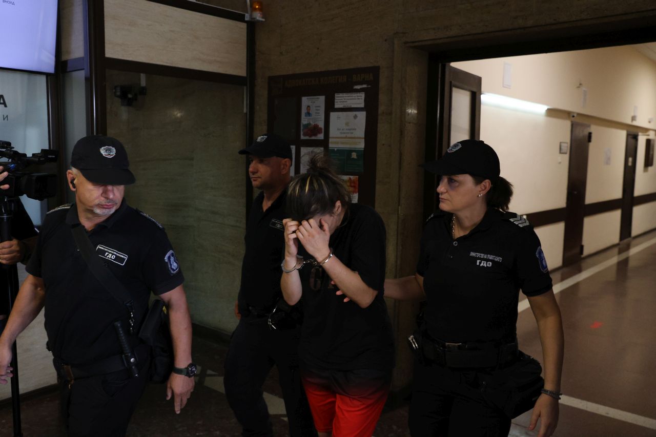 <p>33-годишната жена, обвинена за убийството на 1-годишно дете във Варна, скри лицето си от медиите по време на заседанието в Апелативния съд.</p>
