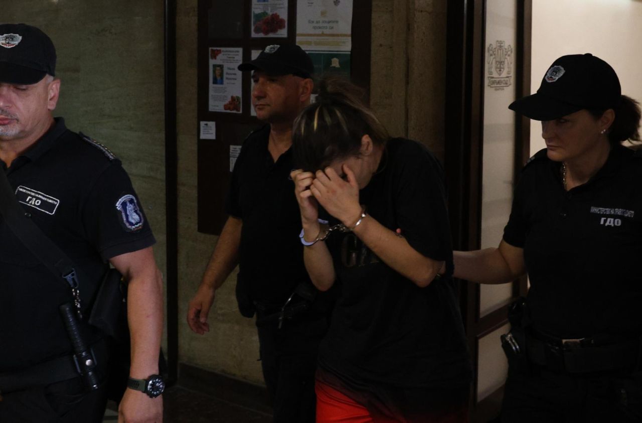 33-годишната жена, обвинена за убийството на 1-годишно дете във Варна, скри лицето си от медиите по време на заседанието в Апелативния съд.
