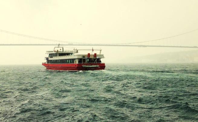 Кошмар в морето: Най-малко 6 са жертвите, а 115 са спасени от потъналия ферибот в Индонезия