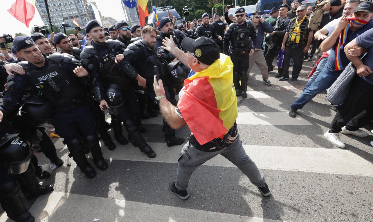 Десетки ранени и арестувани при протести в Букурещ