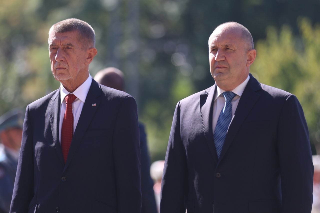 <p>Министър-председателят Румен Радев посрещна с официална церемония и държавни почитания чешкия си колега Андрей Бабиш в рамките на официалното му посещение в България за укрепване на двустранните отношения и икономическите връзки.</p>