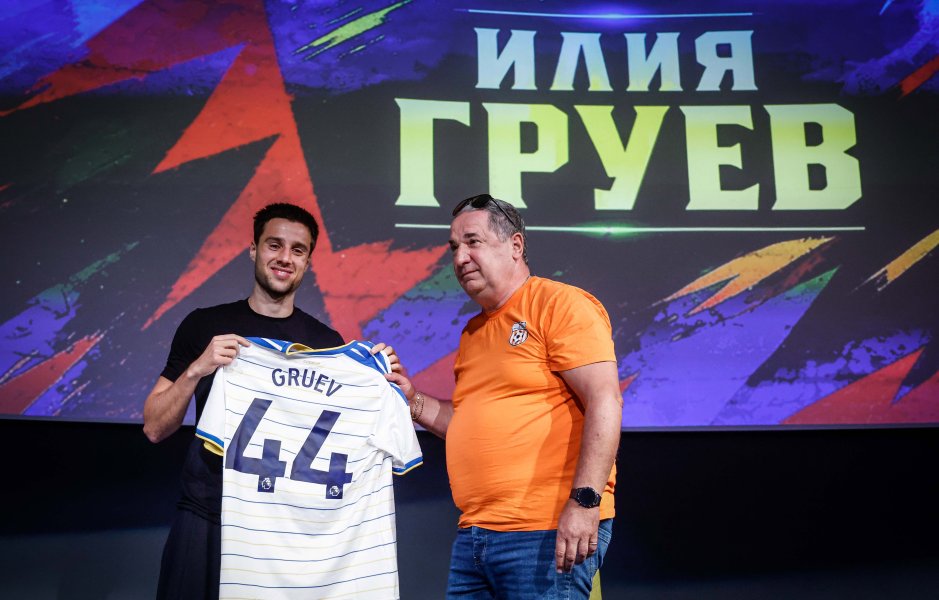 Илия Груев подари топки на деца от столична школа1