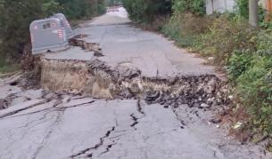 Строителят край пропадналия път във Варна: Нямаме вина за ВиК аварията