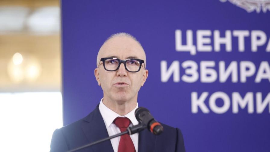 Кадри: ЦИК изтегли номерата на кандидатите...