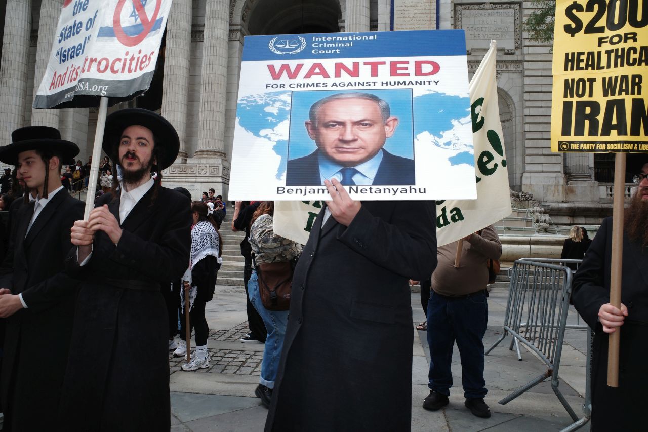 <p>Кадри от напрегнатите демонстрации и арести по улиците на Ню Йорк, свикани по време на визитата на израелския премиер Бенямин Нетаняху за Общото събрание на ООН.</p>