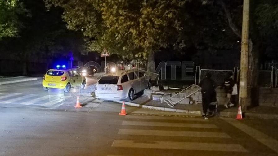 Отнето предимство довело до удара на кола в оградата на детска градина във Велико Търново