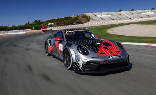 Porsche 911 Cup е истински състезателен автомобил, който, ако сте достатъчно запалани фенове, може да гледате и по Diema 3 в седен от състезателните уикенди като поддържаш шампионат на Формула 1.