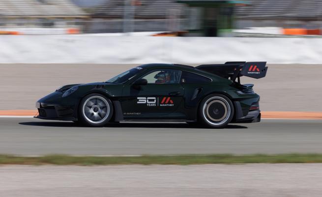 Малцина са хората, които смятат, че 860 кг притискаща сила на 911 GT3 RS са малко. Но пичовете от Мойспат са именно от тях, затова Manthey са направили този аеродинамичен пакет с един тон притискаща сила.