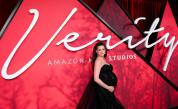 Бременната Ан Хатауей сияе в черна дантела на премиерата на трилъра „Verity“