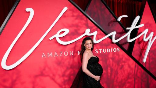 Бременната Ан Хатауей сияе в черна дантела на премиерата на трилъра „Verity“