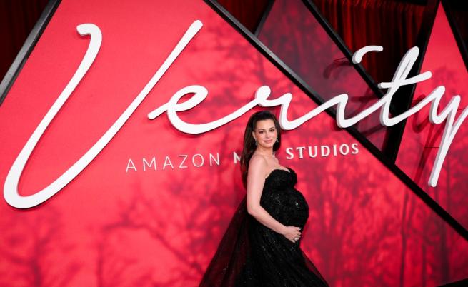 Бременната Ан Хатауей сияе в черна дантела на премиерата на трилъра „Verity“