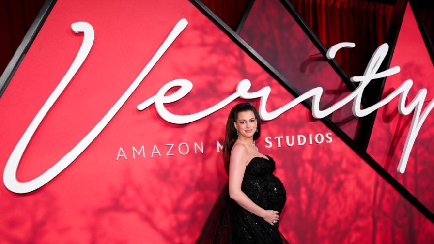 Бременната Ан Хатауей сияе в черна дантела на премиерата на трилъра „Verity“