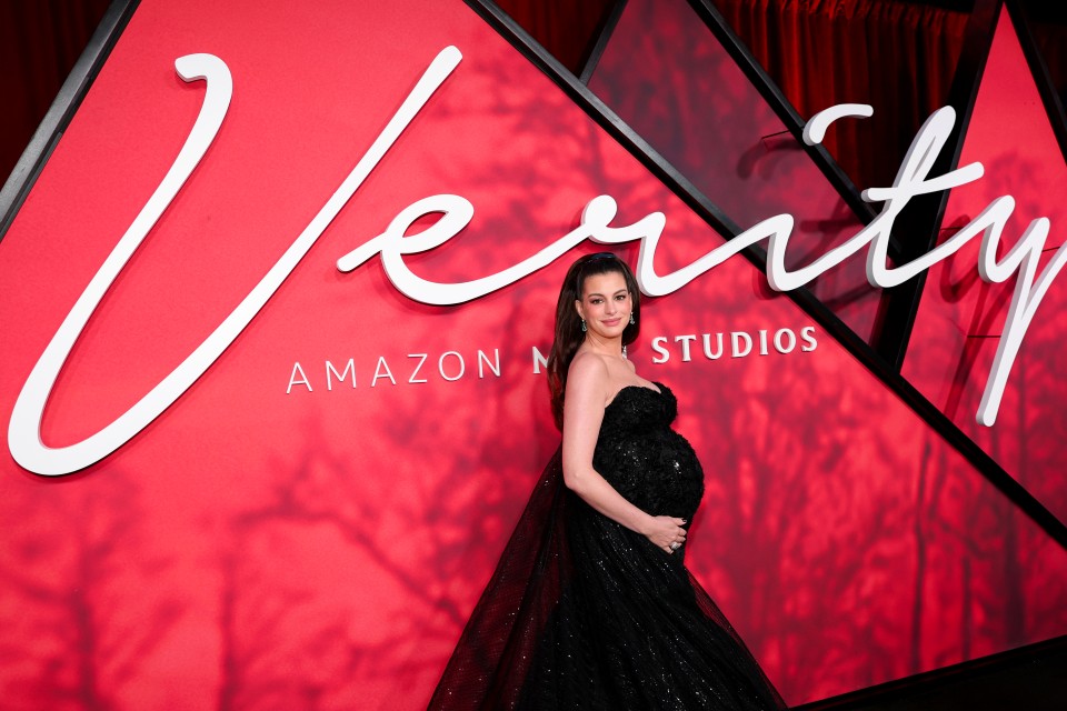 Бременната Ан Хатауей сияе в черна дантела на премиерата на трилъра „Verity“
