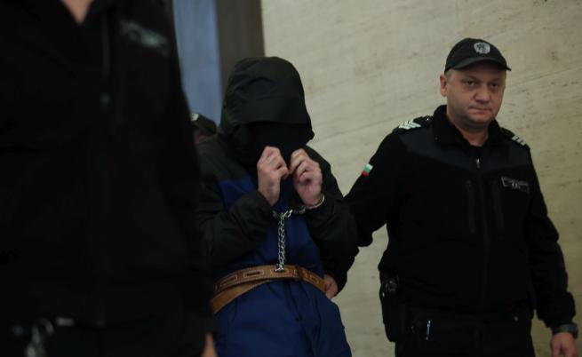 Васил Михайлов с качулка в съда: Не искам да ме виждат