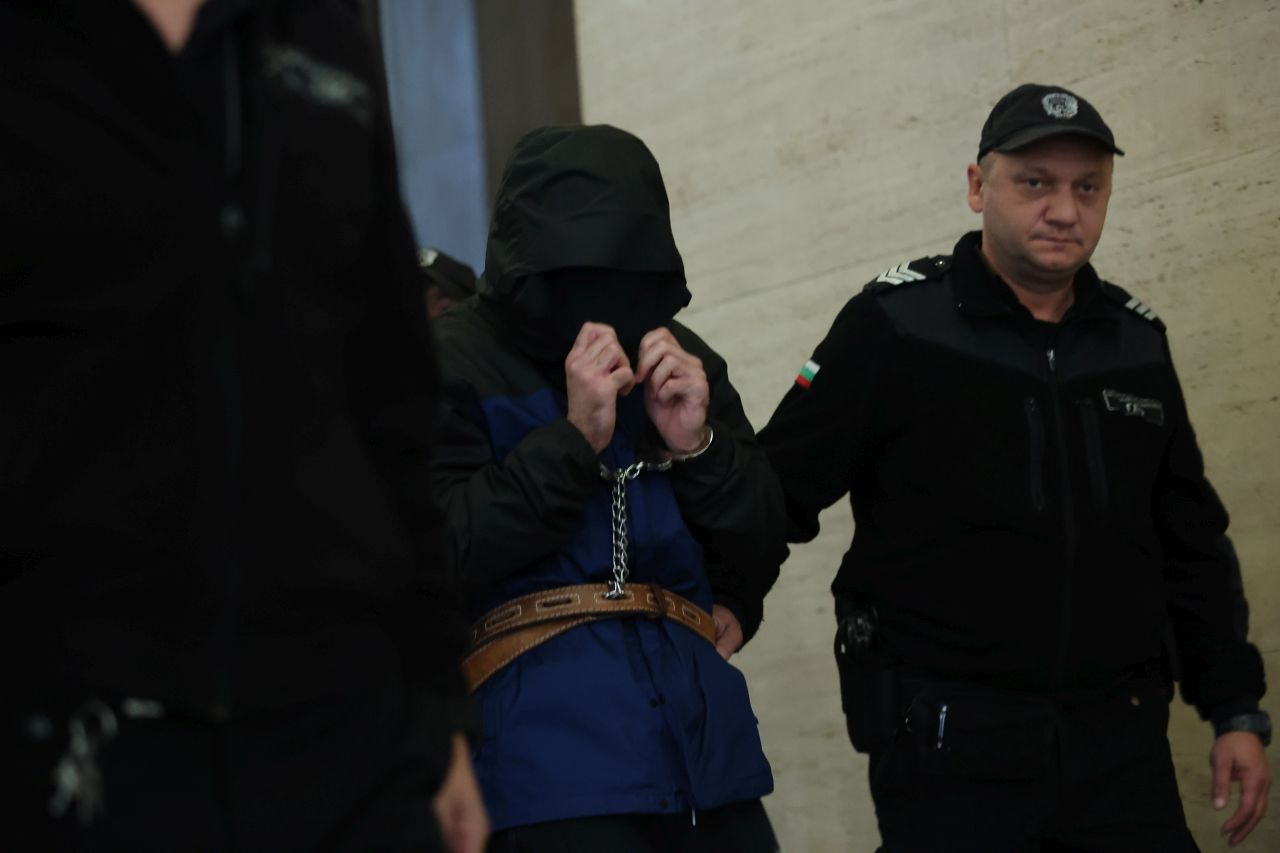 <p>Васил Михайлов се яви пред Софийския апелативен съд с качулка, за да скрие променената си визия, но отнесе глоба от 250 евро за неуважение, докато обжалва ареста си по гръцка заповед за грабежи и ОПГ.</p>