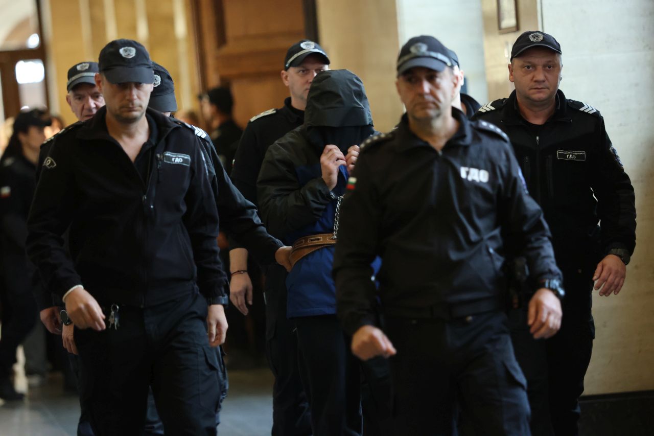 <p>Васил Михайлов се яви пред Софийския апелативен съд с качулка, за да скрие променената си визия, но отнесе глоба от 250 евро за неуважение, докато обжалва ареста си по гръцка заповед за грабежи и ОПГ.</p>