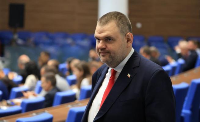Пеевски: Ако има 36 фактури за мои полети, подавам оставка