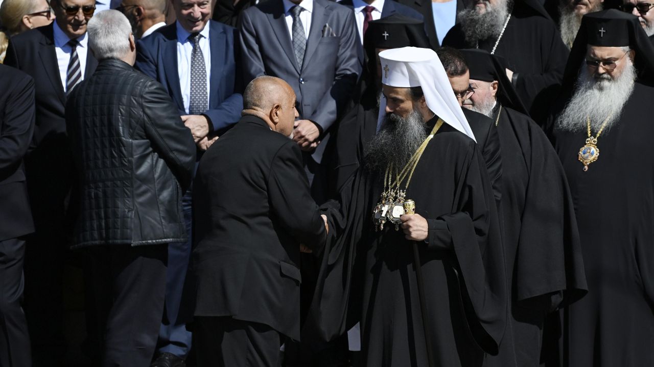 <p>Днес България посреща тленните останки на цар Самуил с държавна церемония на площад &bdquo;Княз Александър I&ldquo; с шествие до църквата &bdquo;Света София&ldquo;.</p>