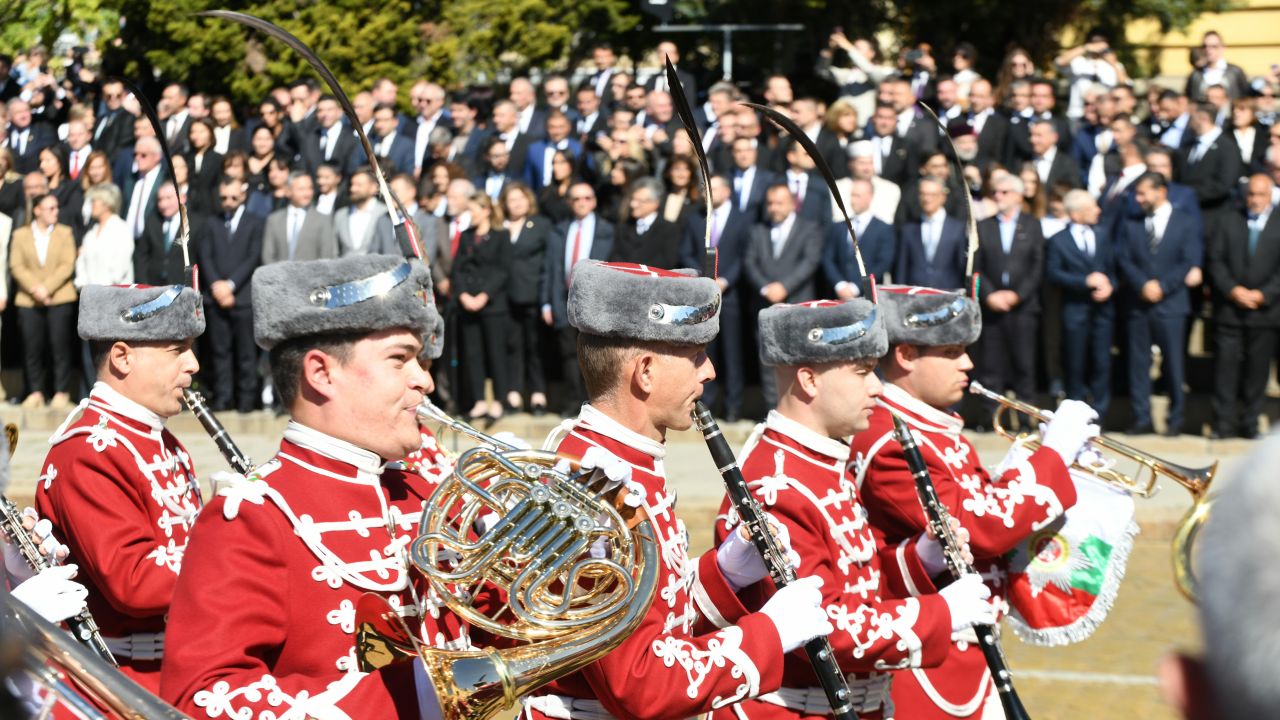 <p>Днес България посреща тленните останки на цар Самуил с държавна церемония на площад &bdquo;Княз Александър I&ldquo; с шествие до църквата &bdquo;Света София&ldquo;.</p>