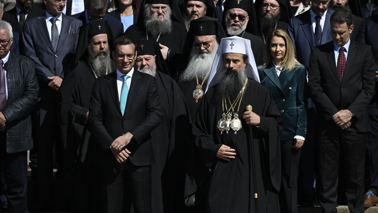 <p>Днес България посреща тленните останки на цар Самуил с държавна церемония на площад &bdquo;Княз Александър I&ldquo; с шествие до църквата &bdquo;Света София&ldquo;.</p>