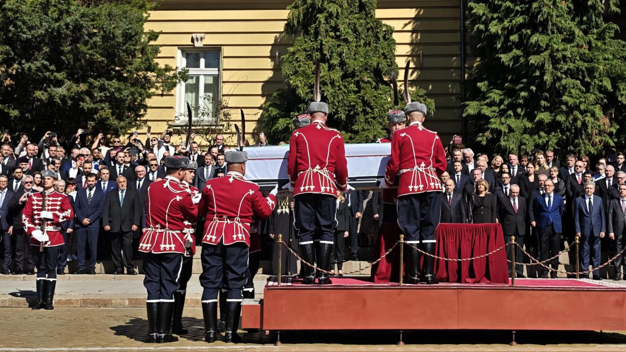 <p>Днес България посреща тленните останки на цар Самуил с държавна церемония на площад &bdquo;Княз Александър I&ldquo; с шествие до църквата &bdquo;Света София&ldquo;.</p>