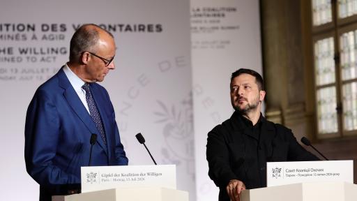 Германският канцлер Фридрих Мерц (вляво) и украинският президент Володимир Зеленски в Париж, 13 юли 2026 година