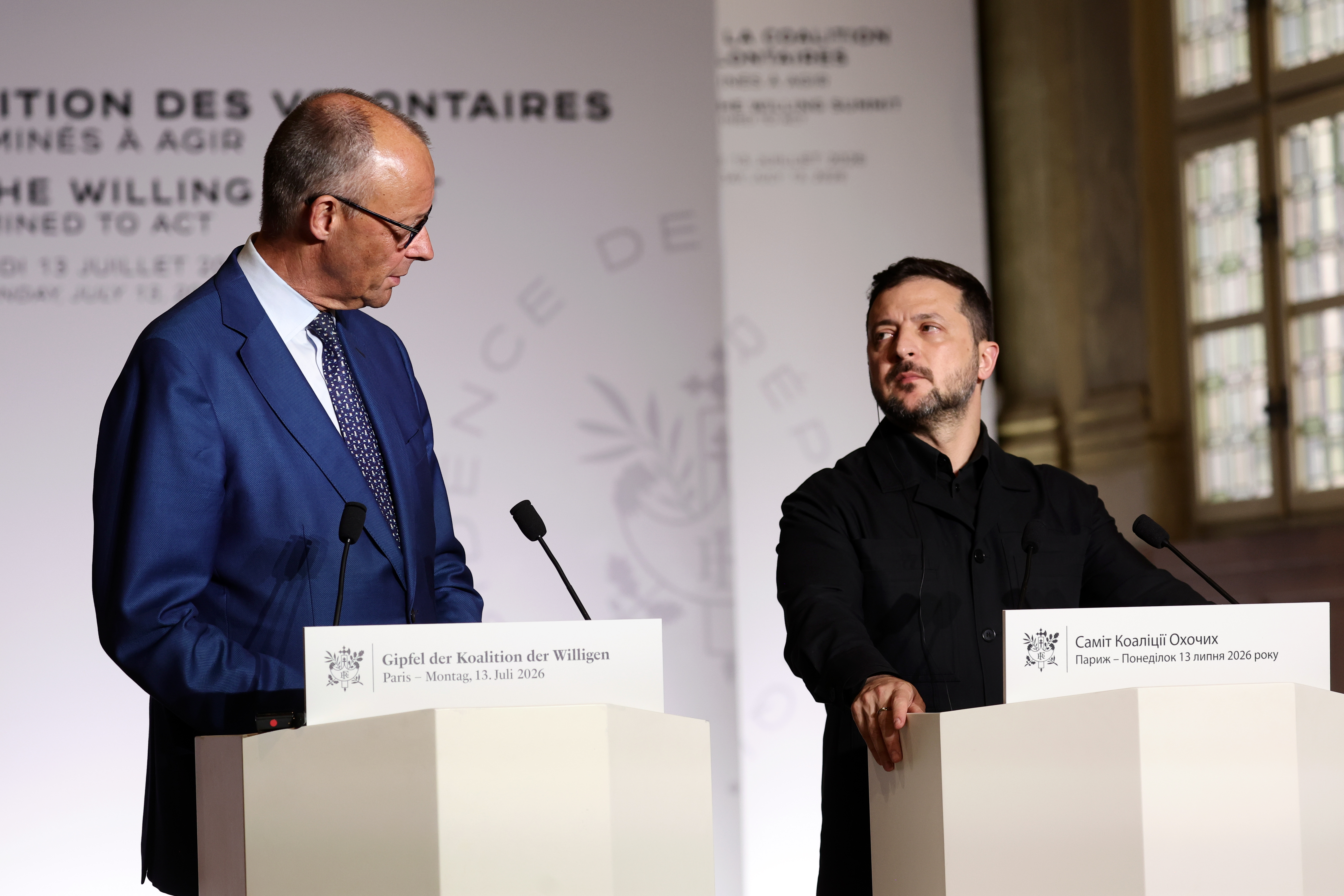 Германският канцлер Фридрих Мерц (вляво) и украинският президент Володимир Зеленски в Париж, 13 юли 2026 година