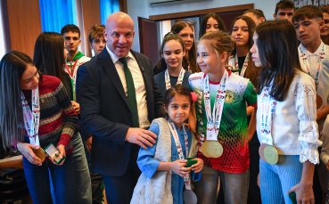 Министър Енчо Керязов награди медалистите от Световното първенство по кикбокс
