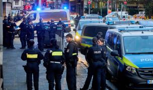 Криза с жертва и ранен в Германия - мъж стреля по служители и се барикадира