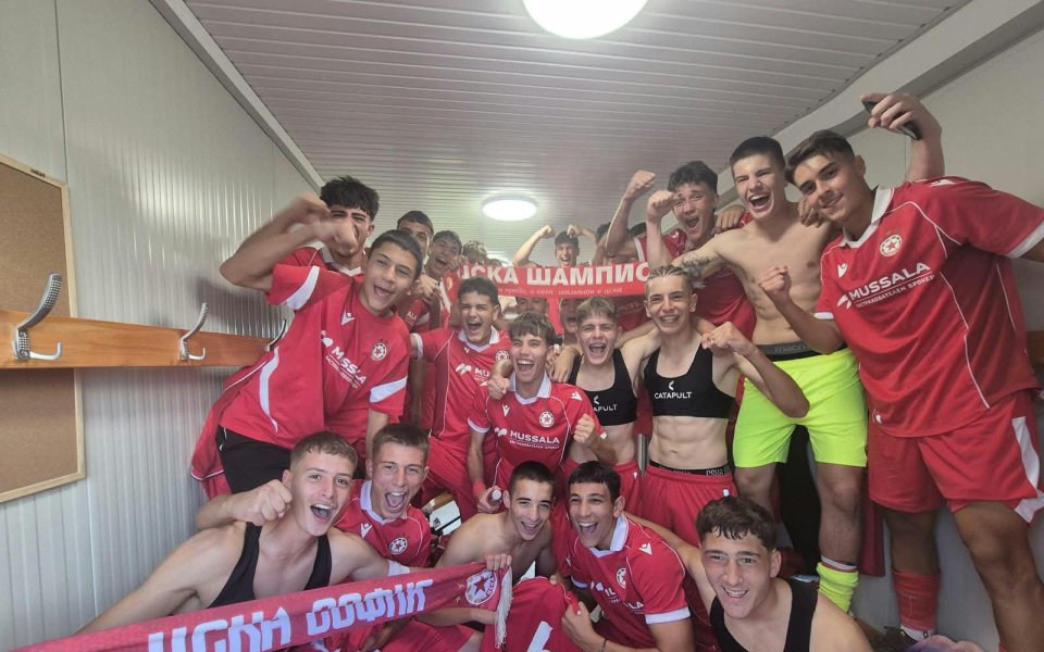 ЦСКА разгроми Левски при U17, талант на „червените“ с хеттрик