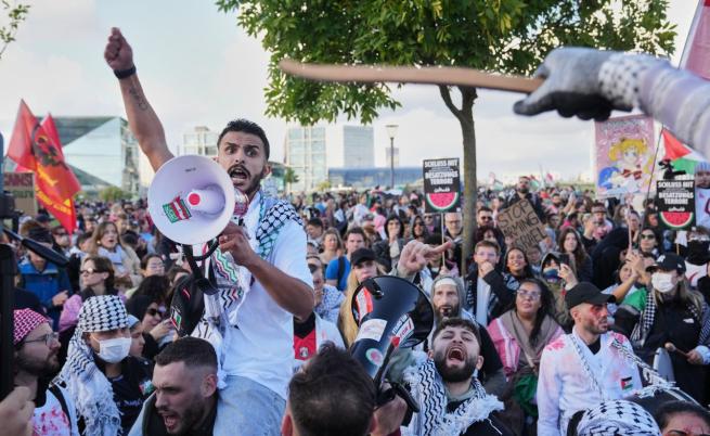 Напрежение в Берлин: Хиляди излязоха на протест с искания за край на окупацията в Газа