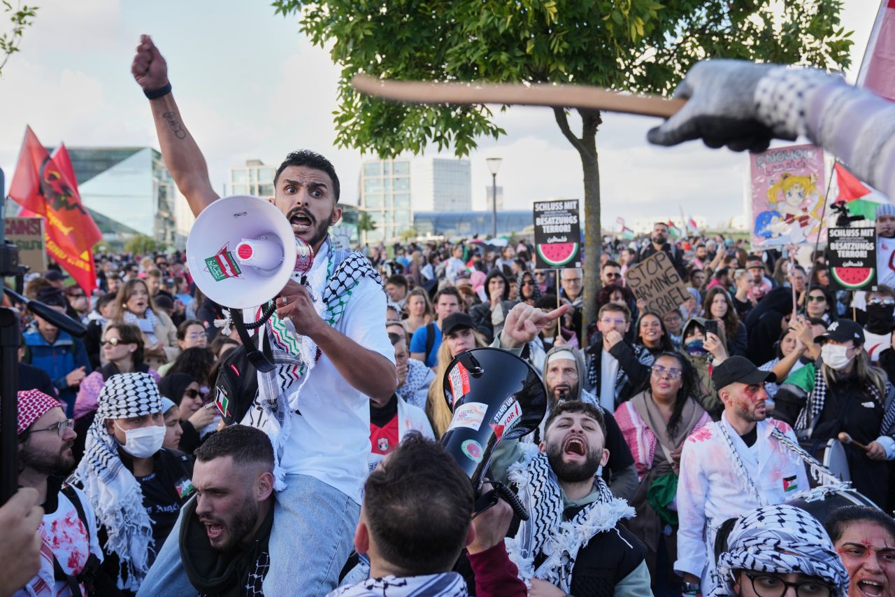 Напрежение в Берлин: Хиляди излязоха на протест с искания за край на окупацията в Газа