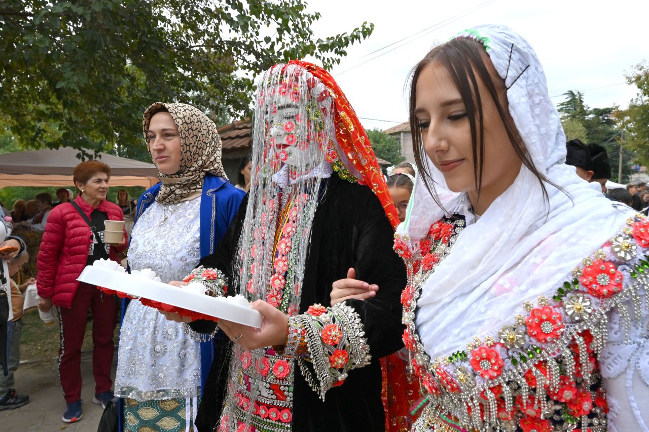 <p>Между уханието на топъл хляб и бабините рецепти, фестивалът в село Генерал Тодоров оживя в цялата си прелест благодарение на автентичните носии, багрите и мистичната красота на рибновската гелина.</p>