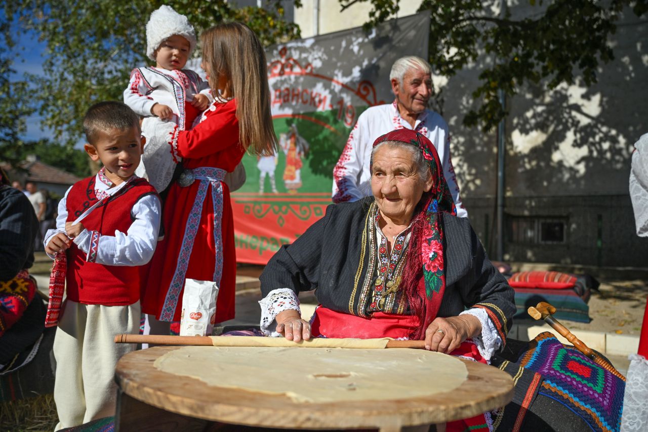<p>Между уханието на топъл хляб и бабините рецепти, фестивалът в село Генерал Тодоров оживя в цялата си прелест благодарение на автентичните носии, багрите и мистичната красота на рибновската гелина.</p>